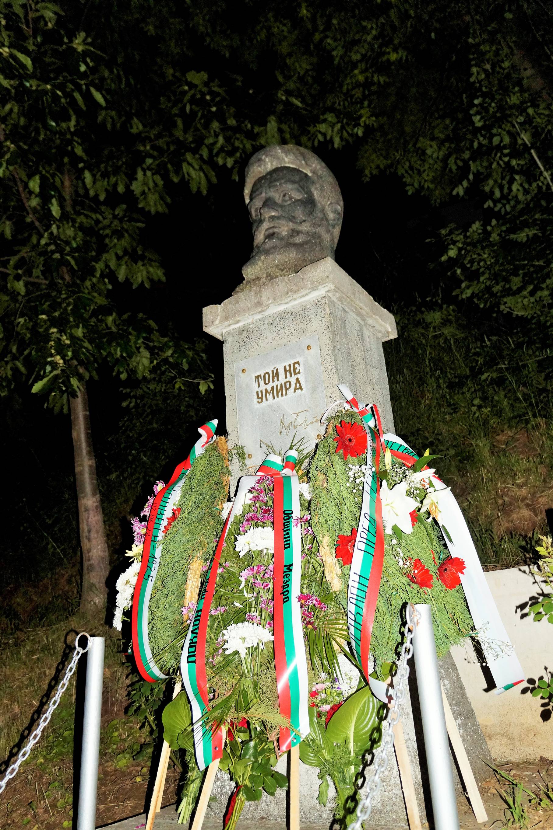  Паметникът на Христо Ботев в Лютиброд 